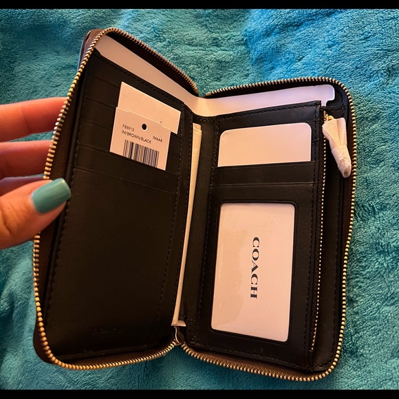 Coach Medium Id Zip Wallet In Signature Canvas - Picture 3 of 4